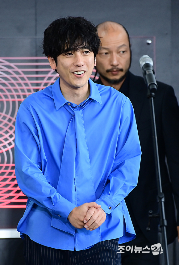 배우 니노미야 카즈나리와 코우치 야마토가 19일 오후 부산광역시 해운대구 우동 영화의 전당에서 열린 제30회 부산국제영화제(BIFF) '8번 출구' 야외무대인사 행사에 참석하고 있다. [사진=정소희 기자]