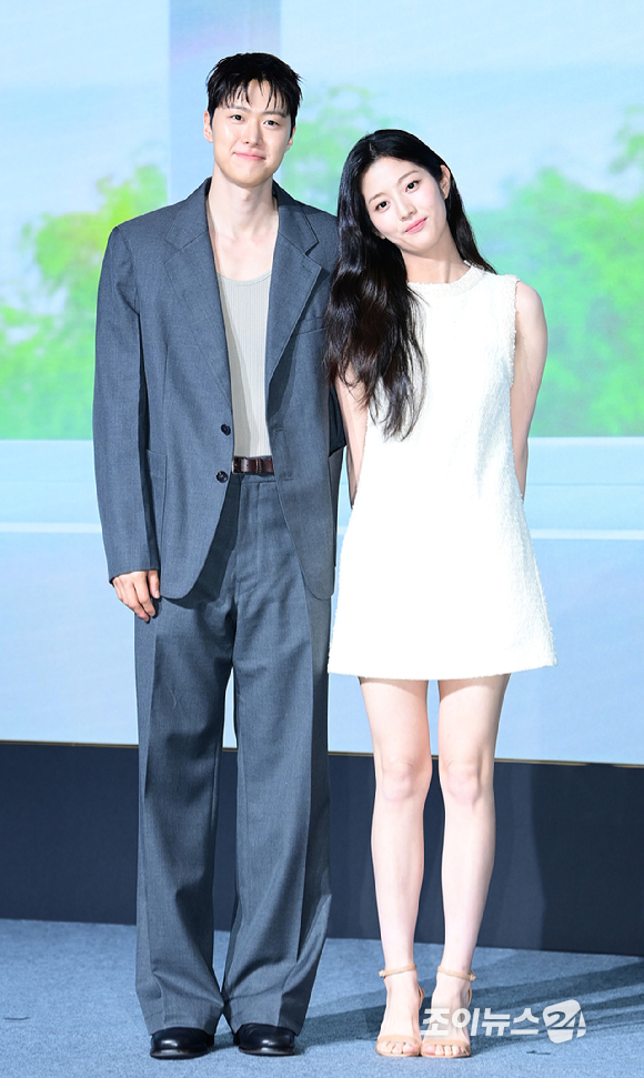 배우 공명과 신은수가 25일 오전 서울 마포구 호텔 나루에서 열린 넷플릭스 영화 '고백의 역사'(감독 남궁선) 제작보고회에 참석하고 있다. [사진=정소희 기자]