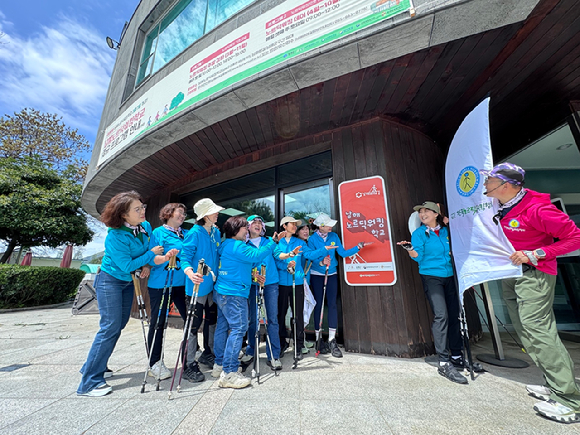 '남해노르딕워킹학교'에서&lsquo;노르딕워킹지도자 역량 강화 워크숍'이 열렸다. 참가자들이 기념사진을 촬영하고있다. [사진=한국노르딕워킹협회]