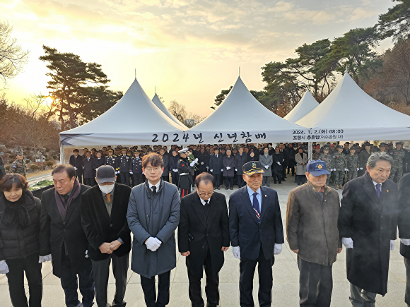 2일 이재원 예비후보(왼쪽 네번째)가 충혼탑 신년참배를 하고 있다. [사진=이재원 예비후보]