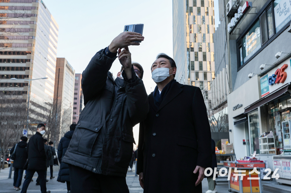 윤석열 국민의힘 대선후보가 6일 오전 서울 영등포구 여의도역 5번 출구에서 출근하는 시민과 사진 촬영을 하고 있다. [사진=김성진 기자]