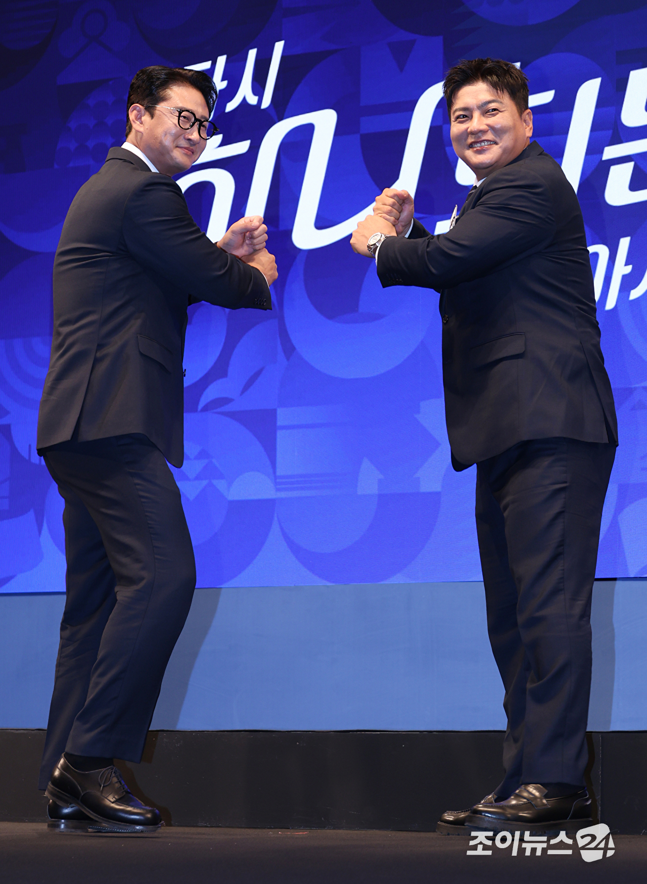 박용택, 김태균 해설위원이 28일 오후 서울 영등포구 여의도동 KBS아트홀에서 진행된 '2026 아이치-나고야 아시안게임' 제작발표회에 참석해 포즈를 취하고 있다. [사진=문수지 기자]