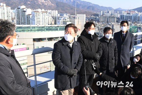 이재명 (왼쪽 두번째) 더불어민주당 대선 후보가 13일 오전 서울 노원구 한 빌딩 옥상에서 부동산 정책 발표에 앞서 주변 노후 아파트 단지 등을 살펴보고 있다. [사진=국회사진취재단]