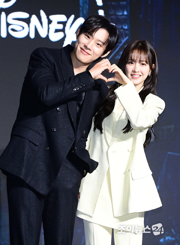 배우 김성철과 박보영이 27일 서울 영등포구 여의도동 콘래드 서울 호텔에서 열린 디즈니+ 오리지널 시리즈 '골드랜드' 제작발표회에 참석하고 있다. [사진=정소희 기자]