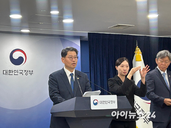 김용수 국무조정실 국무2차장(맨 왼쪽)이 16일 정부서울청사에서 열린 제1차 주택공급 정례브리핑에서 주택 착공 실적 및 전망을 발표하고 있다. [사진=도수화 기자]