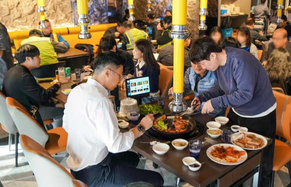 '닭익는 마을'에서 소비자들이 식사를 하고 있다. [사진=BBQ]