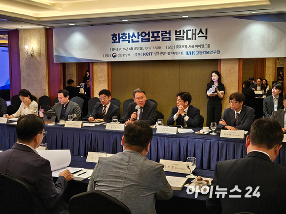 정찬화 화학산업포럼 공동위원장(한국화학공학회 회장/왼쪽 네번째) 15일 서울 중구 롯데호텔에서 진행된 화학산업포럼 발대식에서 발언하고 있다. [사진=최란 기자]