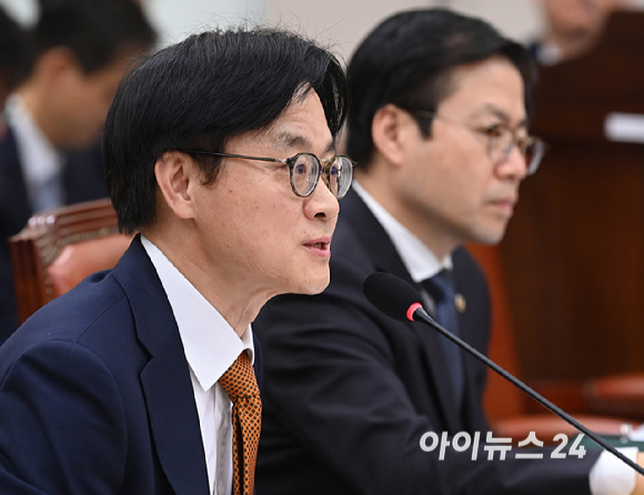 김정관 산업통상부 장관이 24일 서울 여의도 국회 산업통상자원중소벤처기업위원회에서 열린 국정감사에서 의원 질의에 답변하고 있다. [사진=곽영래 기자]