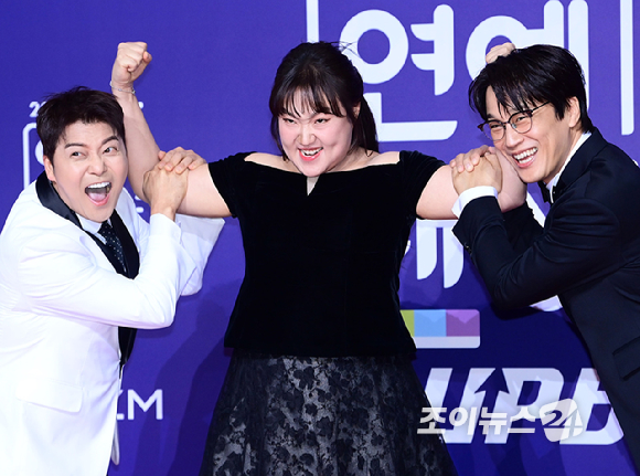 전현무-이수지-차태현이 30일 오후 서울 마포구 상암동 SBS 프리즘타워에서 열린&nbsp;2025 SBS 연예대상&nbsp;레드카펫 행사에 시상식 MC로 참석하고 있다. [사진=정소희 기자]