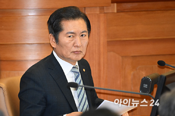 정청래 국회 법제사법위원회 위원장과 국회 측 대리인단 김이수 전 헌법재판소장 등이 25일 오후 서울시 종로구 재동 헌법재판소 대심판정에서 열린 대통령 탄핵 심판 11차 변론에 참석해 있다. [사진=사진공동취재단]