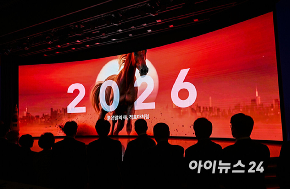 김민석(오른쪽 세 번째) 국무총리와 최태원(왼쪽 두 번째) 대한상공회의소 회장, 정청래(왼쪽) 더불어민주당 대표, 장동혁 국민의힘 대표가 2일 오후 서울 중구 대한상공회의소에서 열린 2026 경제계 신년인사회에서 떡케이크를 자르고 있다. [사진=사진공동취재단]