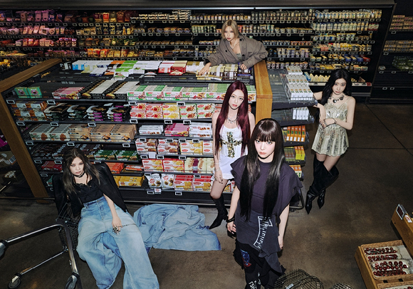 ITZY 단체 콘셉트 포토 [사진=JYP엔터테인먼트]