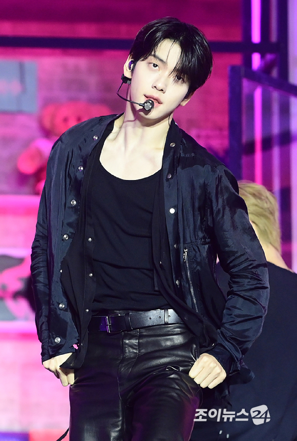 그룹 투모로우바이투게더 수빈이 13일 오후 서울시 성북구 안암동 고려대학교 화정체육관에서 열린 투모로우바이투게더(TOMORROW X TOGETHER, TXT) 미니 8집 '7TH YEAR: 가시덤불에 잠시 바람이 멈췄을 때' 발매 기념 쇼케이스에서 타이틀곡 '하루에 하루만 더' 무대를 선보이고 있다. [사진=정소희 기자]