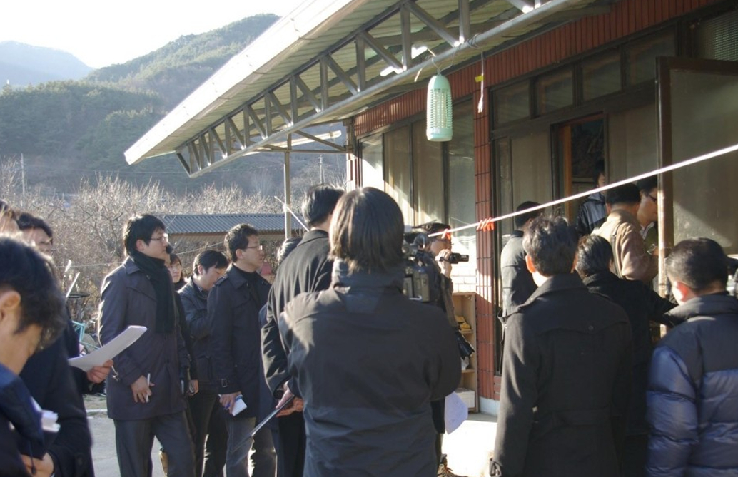 28일 오후 광주 동구 광주고등법원 앞에서 청산가리 막걸리 사건의 백모씨가 사건 발생 16년 만에 재심에서 무죄를 선고받은 뒤 연 기자회견에서 눈시울을 붉히고 있다. 백씨 부녀는 2009년 독극물인 청산가리를 막걸리에 타 배우자이자 친모 등을 살해한 혐의로 기소돼 무기징역과 징역 20년을 각각 선고받아 대법원 확정판결까지 받았으나, 지난해 재심 개시가 결정돼 이날 무죄를 선고받았다. 2025.10.28 [사진=연합뉴스]