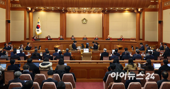 문형배 헌법재판소장 권한대행을 비롯한 재판관들이 18일 서울 종로구 헌법재판소에서 열린 윤석열 대통령 탄핵심판 9차 변론기일에 참석하고 있다. [사진=사진공동취재단]