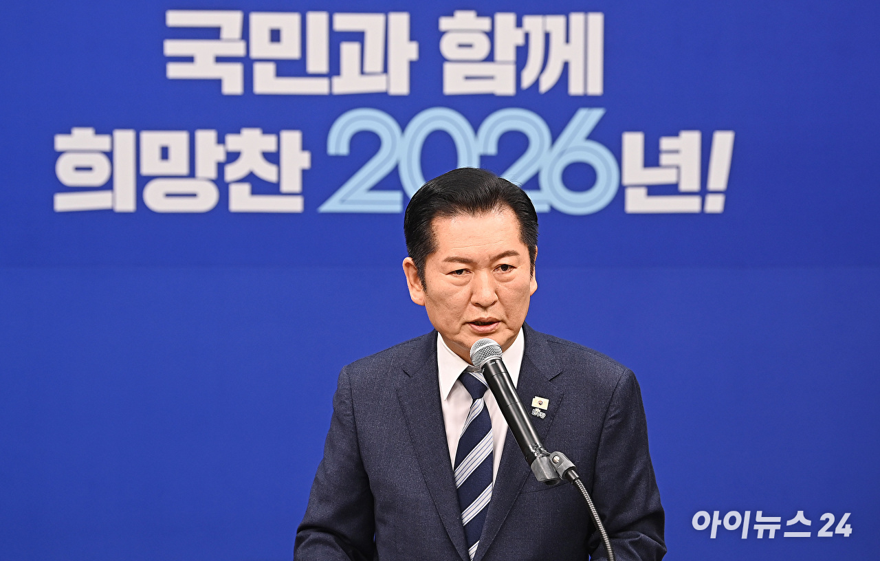 정청래 더불어민주당 대표가 22일 국회에서 긴급 기자회견을 열고 조국혁신당과의 합당을 제안하고 있다. [사진=곽영래 기자]