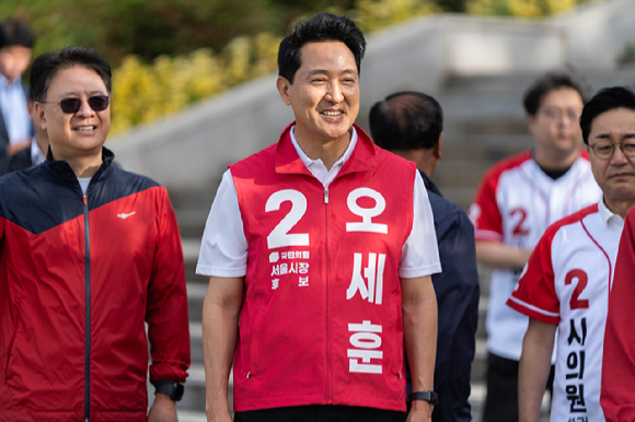오세훈 국민의힘 서울시장 후보가 지난 22일 서울 종로구 선거사무소에서 한 언론과 인터뷰를 하고 있다. [사진=오세훈 국민의힘 서울시장 후보 선거사무소]