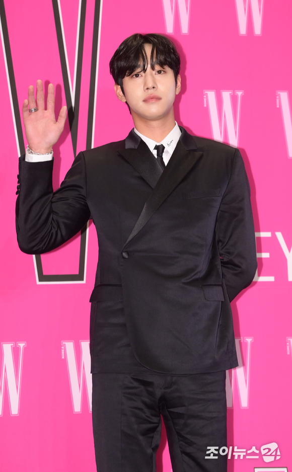 배우 안효섭이 28일 오후 서울 종로구 당주동 포시즌스호텔서울에서 열린 더블유 코리아 제17회 유방암 인식 향상 캠페인 자선 행사에 참석하고 있다. [사진=정소희 기자]