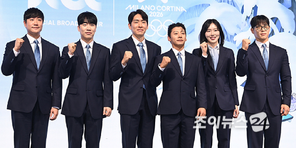 배성재 아나운서, 성승헌 캐스터, 이승훈, 곽윤기, 김아랑, 윤성빈 해설위원이 14일 서울 여의도 페어몬트 앰배서더 서울에서 열린 JTBC '2026 밀라노 코르티나 동계올림픽' 기자간담회에서 포즈를 취하고 있다. [사진=곽영래 기자]