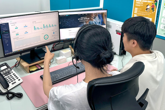 KT 고객센터에서 상담원이 근무하는 모습. [사진=KT]