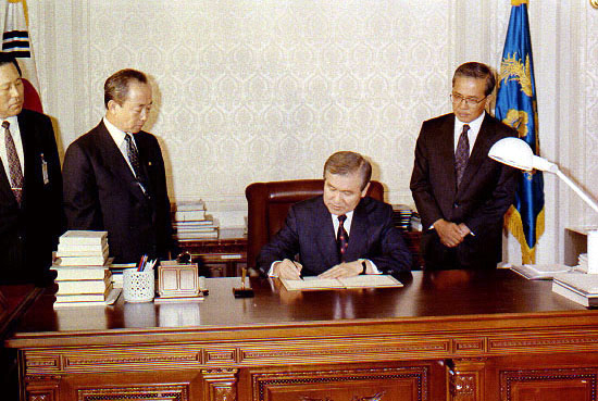 노태우 전 대통령이 26일 서거했다. 사진은 1991년 노태우 대통령이 UN헌장 의무수락 선언서에 서명을 하는 모습. [사진=뉴시스]