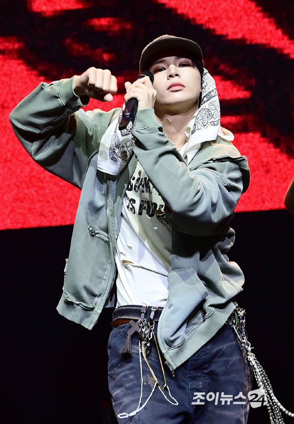 그룹 이븐이 20일 서울 영등포구 명화아트홀에서 열린 이븐(EVNNE) 첫 싱글 '뱉어 (Backtalk)' 컴백 쇼케이스에 참석해 타이틀곡 '뱉어' 무대를 선보이고 있다. [사진=정소희 기자]