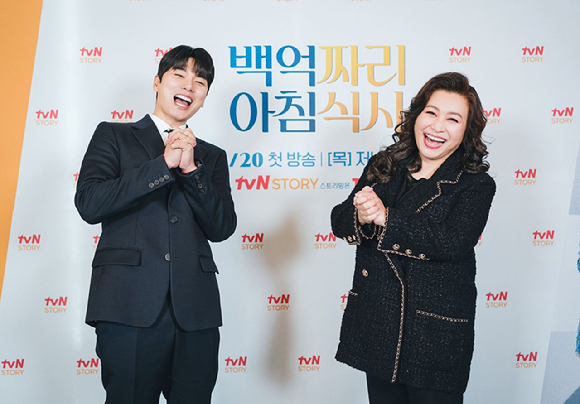 오은영 박사, 배우 이이경이 20일 열린 tvN STORY '백억짜리 아침식사' 온라인 제작발표회에서 포즈를 취하고 있다. [사진=tvN STORY]