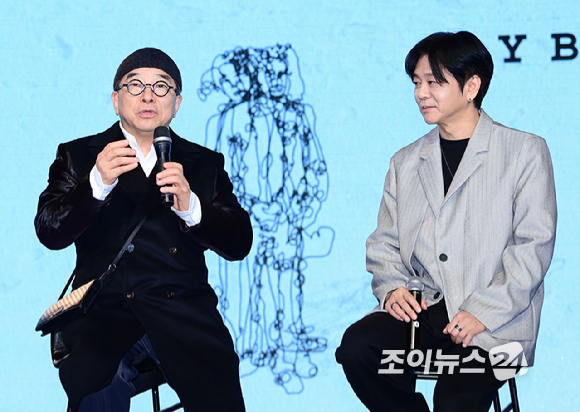 가수 김수철이 17일 오후 서울 마포구 홍대 롤링홀에서 열린 밴드 YB 새 EP 앨범 'Odyssey' 쇼케이스에 깜짝 손님으로 참석해 윤도현과 인사를 나누고 있다. [사진=정소희 기자]