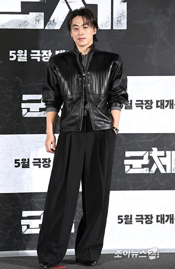 배우 구교환이 6일 오전 서울 용산구 CGV 용산아이파크몰에서 열린 영화 '군체' 제작보고회에서 포토타임을 갖고 있다. [사진=곽영래 기자]