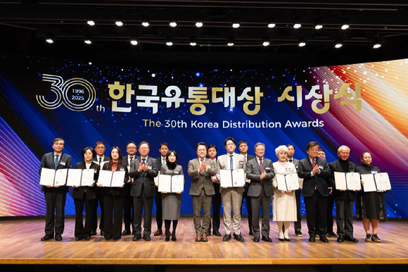 지난 26일 서울 중구 대한상의에서 열린 '제30회 한국유통대상'에서 시상자와 수상자들이 기념 사진을 촬영하고 있다. [사진=우아한형제들]