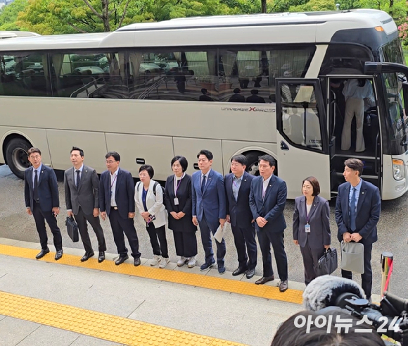더불어민주당 소속 국회 과학기술정보방송통신위원회(과방위) 의원들이 공영방송 이사 선임 과정에서의 불법성에 대한 현장 및 문서 검증을 위해 6일 오전 방송통신위원회에 방문했다. [사진=안세준 기자]