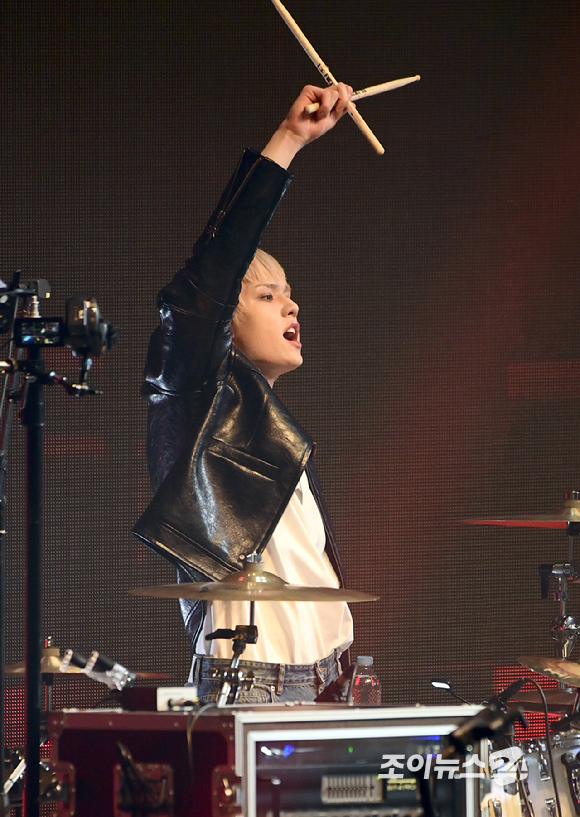 밴드 에이엠피 크루가 21일 오후 서울 송파구 잠실학생체육관에서 열린 '2026 JOY콘서트 - 보이스 오브 스프링(Voice of spring)'에서 멋진 무대를 선보이고 있다. [사진=정소희 기자]