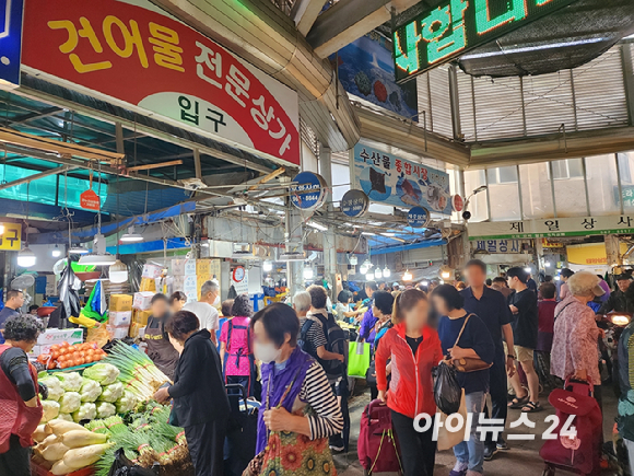 추석 연휴를 앞둔 27일 오전 서울 동대문구 경동시장이 사람들로 북적이고 있다. [사진=구서윤 기자]