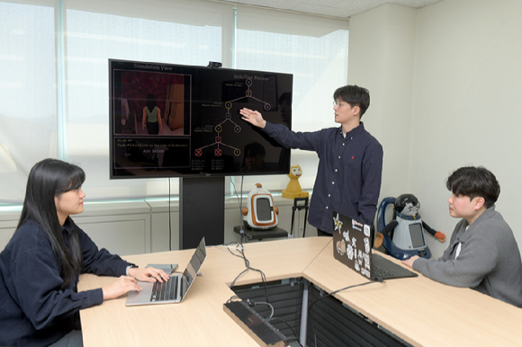 ETRI 연구진이 계층적 AI 에이전트 'ReAcTree(리액트리)' 개념을 논의하는 모습. [사진=ETRI]
