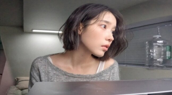 아이유, 이종석과 결별 후 근황...단발 머리로 파격 변신 '청순미 폭발'