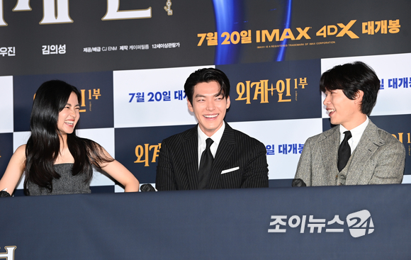 배우 김태리-김우빈-류준열이 13일 오후 서울 CGV용산아이파크몰에서 열린 영화 '외계+인' 1부(감독 최동훈) 언론시사회에 참석하고 있다. [사진=정소희 기자]