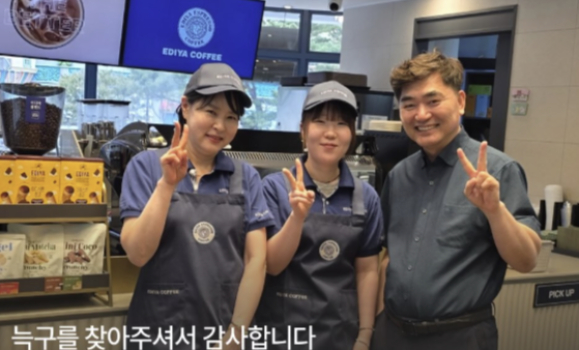 이디야 커피 대전오월드점 점주 변기환씨와 직원들 이디야 인스타그램 [사진=이디야 인스타그램]
