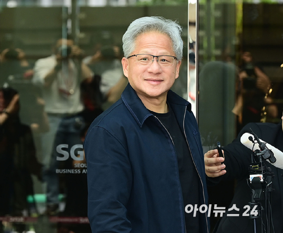 젠슨 황 엔비디아 최고경영자(CEO)가 5일 오후 전세기를 통해 서울김포비즈니스항공센터로 입국하고 있다. [사진=정소희 기자]
