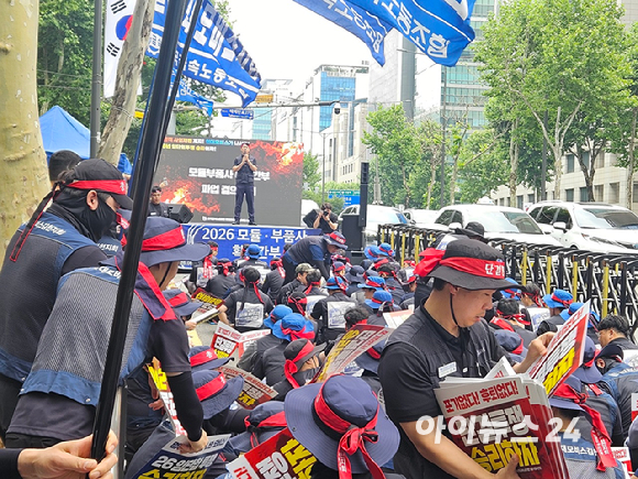 '현대모비스 모듈부품사 확대간부 파업 결의대회'가 4일 오후 1시 20분경 서울 강남구 현대모비스 본사 앞에서 열리고 있다. [사진=설재윤 기자]