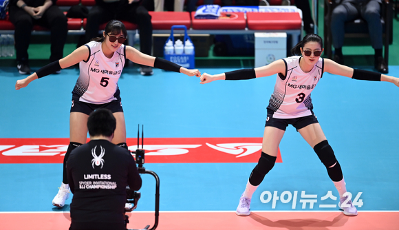 이다현이 23일 오후 광주 페퍼스타디움에서 '도드람 2021~2022' V리그 올스타전에서 세리머니를 하고 있다. [사진=김성진 기자]