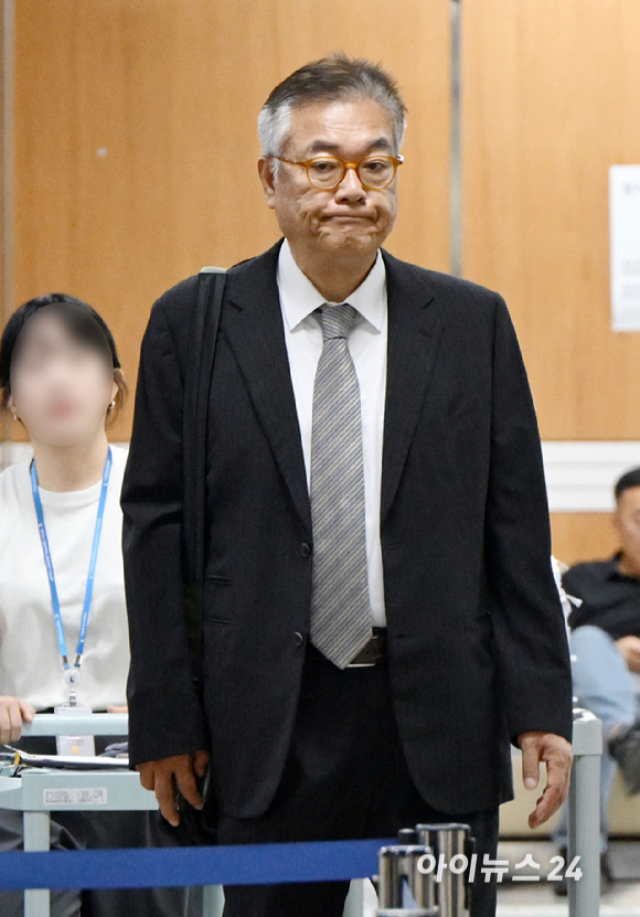 정진석 전 대통령비서실장이 19일 서울 서초구 서울중앙지방법원에서 열린 헌법재판관 미임명 혐의 관련 공판에 출석하고 있다. [사진=사진공동취재단 ]