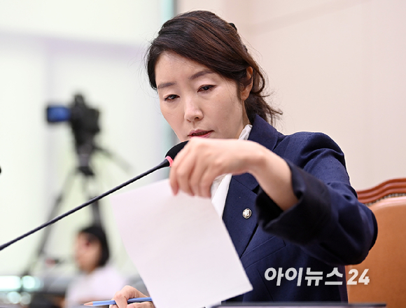 강선우 여성가족부 장관 후보자가 지난 14일 서울 여의도 국회 여성가족위원회에서 열린 인사청문회에서 질의에 답변하고 있다. [사진=곽영래 기자]