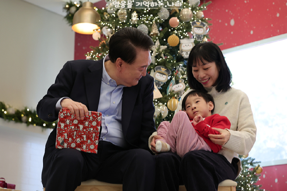 윤석열 대통령이 22일 서울 용산 대통령실 청사에서 열린 '히어로즈 패밀리와 함께하는 꿈과 희망의 크리스마스' 행사에서 초청한 순직 군인·경찰·소방관 자녀들의 꿈을 듣고 격려하며 선물을 전달하고 있다. [사진=대통령실]