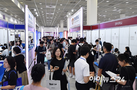 23일 서울 강남구 코엑스에서 열린 2027학년도 수시 대학입학정보박람회에서 학부모&middot;학생들이 상담을 받고 있다. [사진=곽영래 기자]