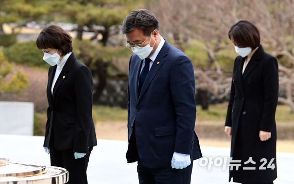 더불어민주당 윤호중 비상대책위원장 겸 원내대표가 14일 서울 현충원에서 참배를 하고 있다. [사진=국회사진취재단]