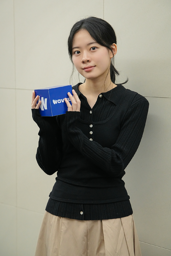 배우 이재인이 '콘크리트 마켓'으로 인터뷰를 진행했다. [사진=웨이브 ]