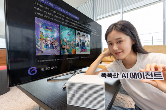 모델이 ‘똑똑한 AI 에이전트’ 지니 TV AI 에이전트의 자연스러운 대화 응답 기능을 소개하는 모습이다. [사진=KT]