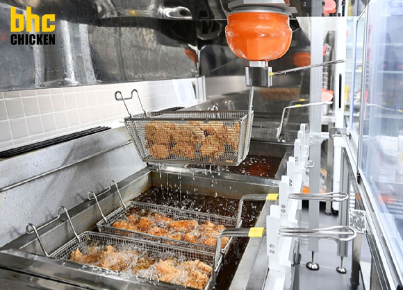 bhc 튀김로봇 '튀봇'. [사진=다이닝브랜즈그룹]