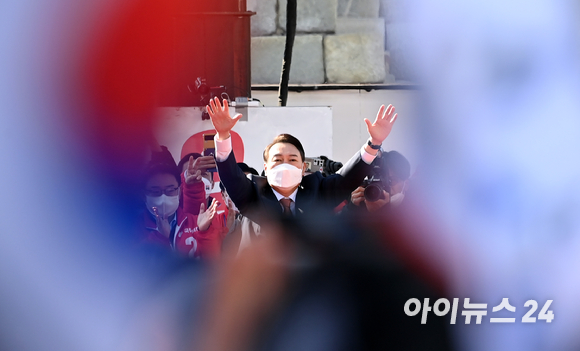 윤석열 국민의힘 대선 후보가 24일 오후 경기도 수원시 팔달문에서 열린 "국민과 원팀" 경기도 수원 집중유세에서 지지 호소를 하고 있다. [사진=김성진 기자]