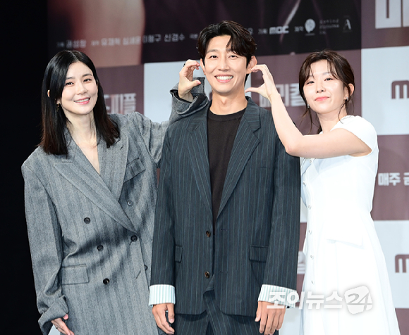 배우 이민기-이보영-강기영-윤가이-권해효가 31일 오전 서울 마포구 상암동 MBC에서 열린 MBC 새 금토드라마 '메리 킬즈 피플' 제작발표회에 참석하고 있다. [사진=정소희 기자]